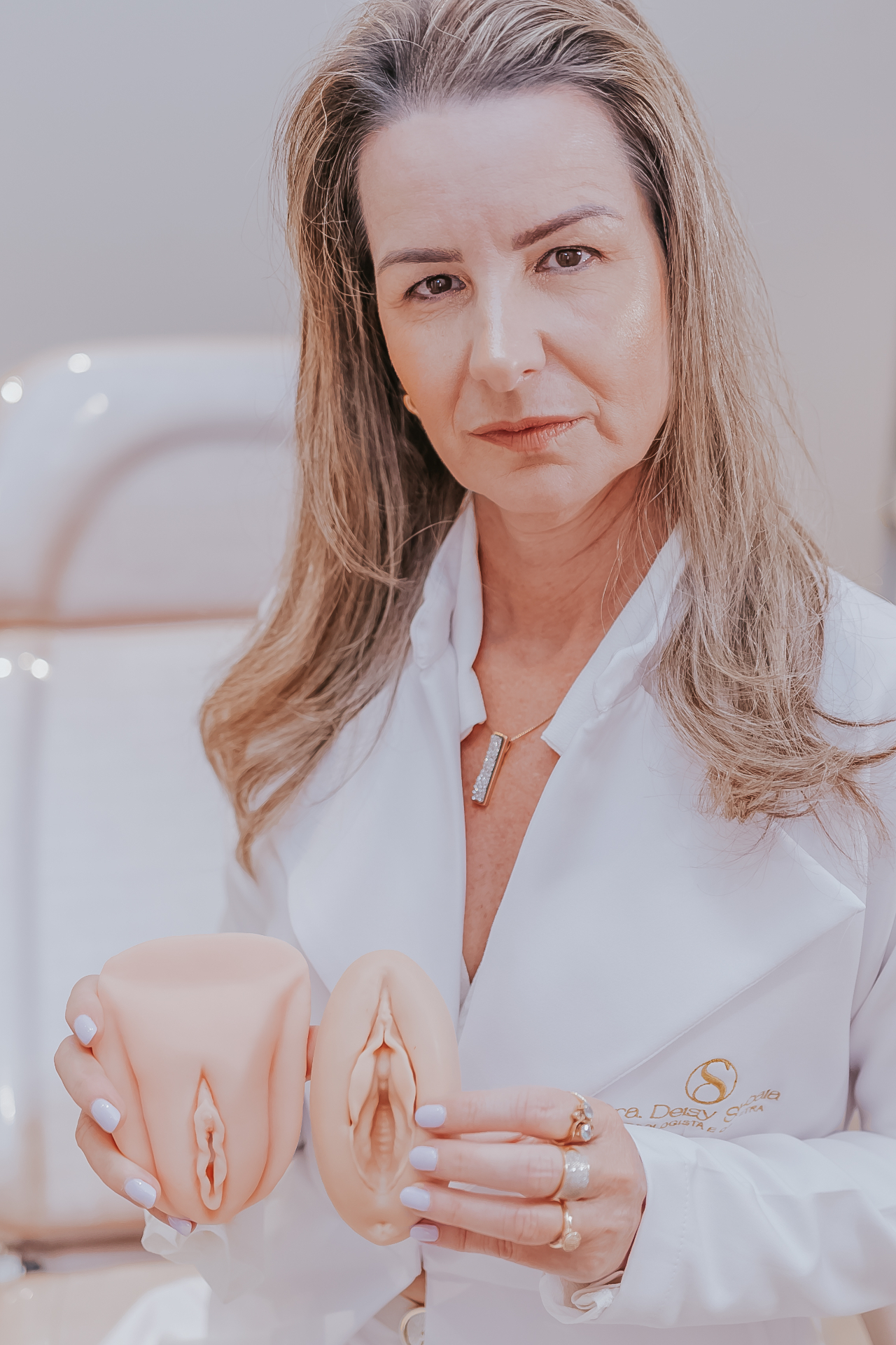 Dra. Deisy Shibata com modelo anatômico usado para explicar ninfoplastia