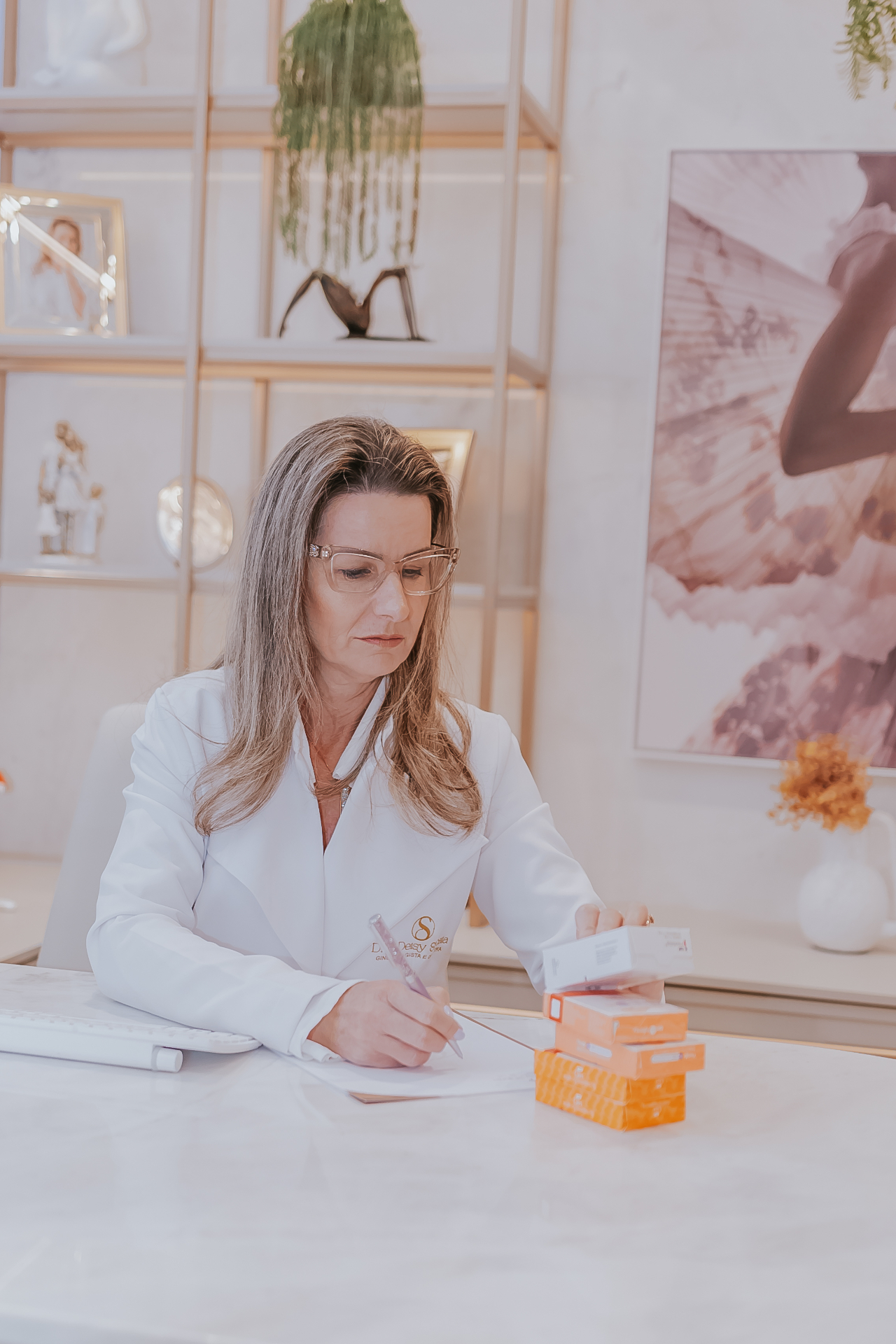 Dra. Deisy Shibata avaliando prescrição de reposição hormonal no consultório