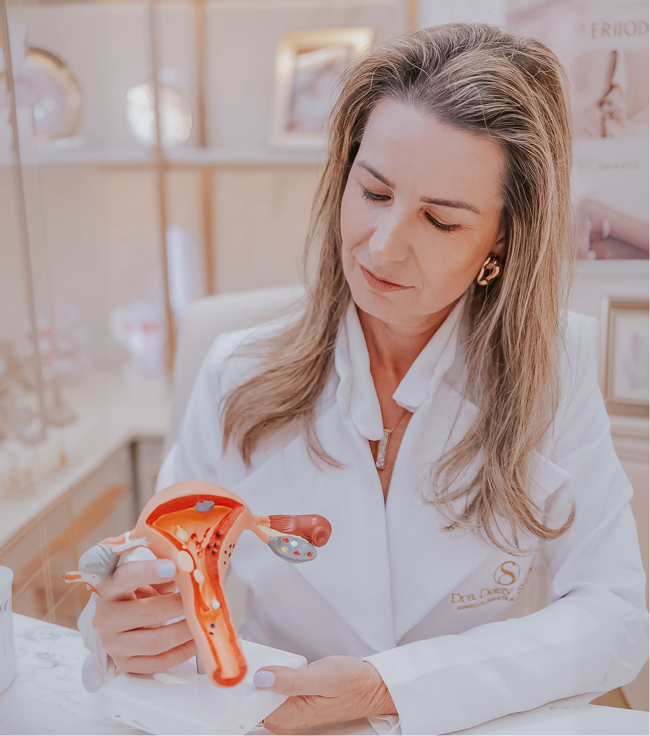 Dra. Deisy Shibata explicando anatomia uterina